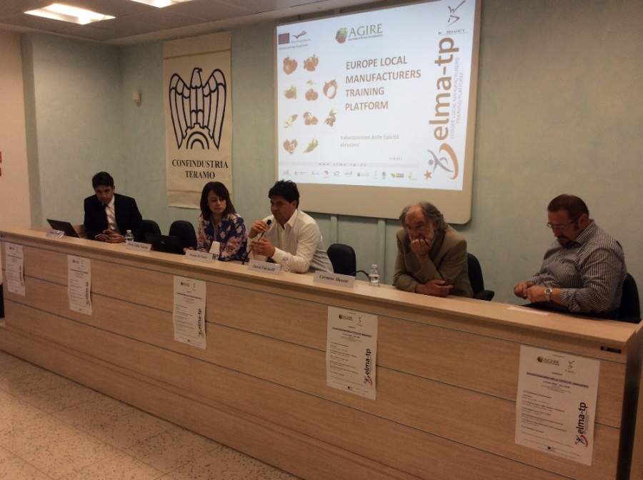 L'intervento del neo consigliere regionale Sandro Mariani, alla cui sinistra siedono Marta Valente e Matteo Paradisi